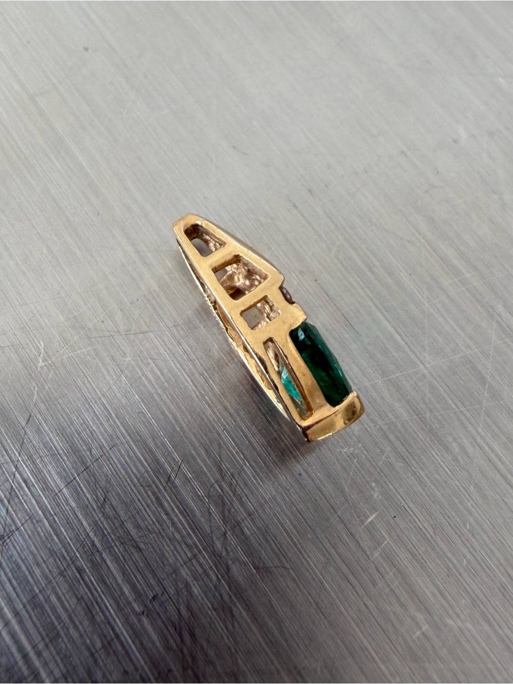 Vintage Trillion-cut, vibrant Emerald set in a V-prong at the tip. - Picture 5 of 9